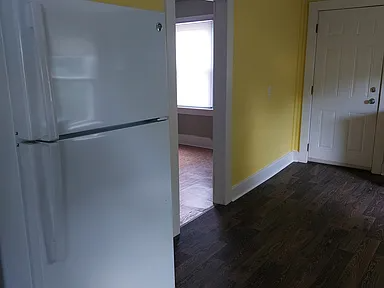 236 Clyde St - Photo 5 of 11