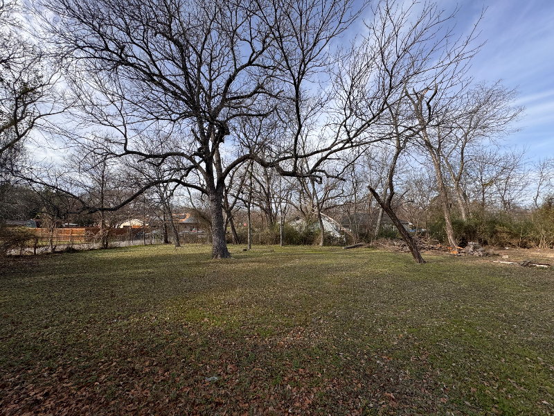 1302 E Collin St - Photo 3 of 16