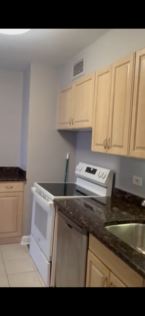 601 E 32nd St #609 - Photo 6 of 8