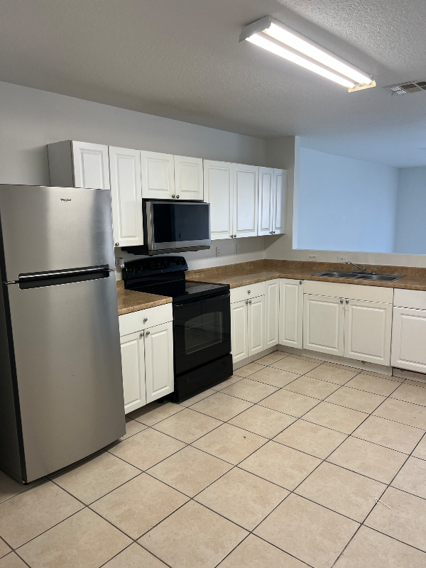 1311 Emerald Ter #A - Photo 5 of 13