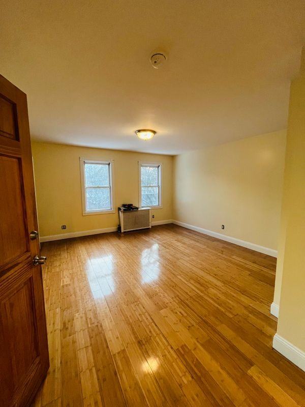 673 E 235th St - Photo 4 of 7