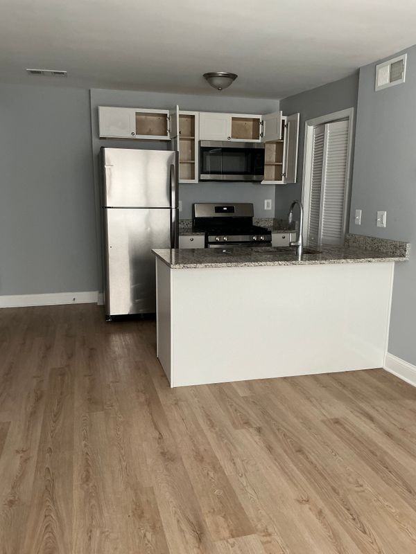 1215 Alabama Ave Se - Photo 2 of 5