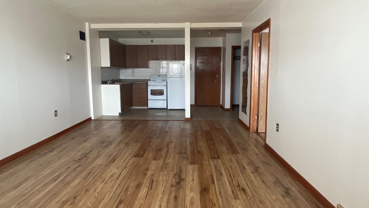 Graceland - Photo 4 of 47