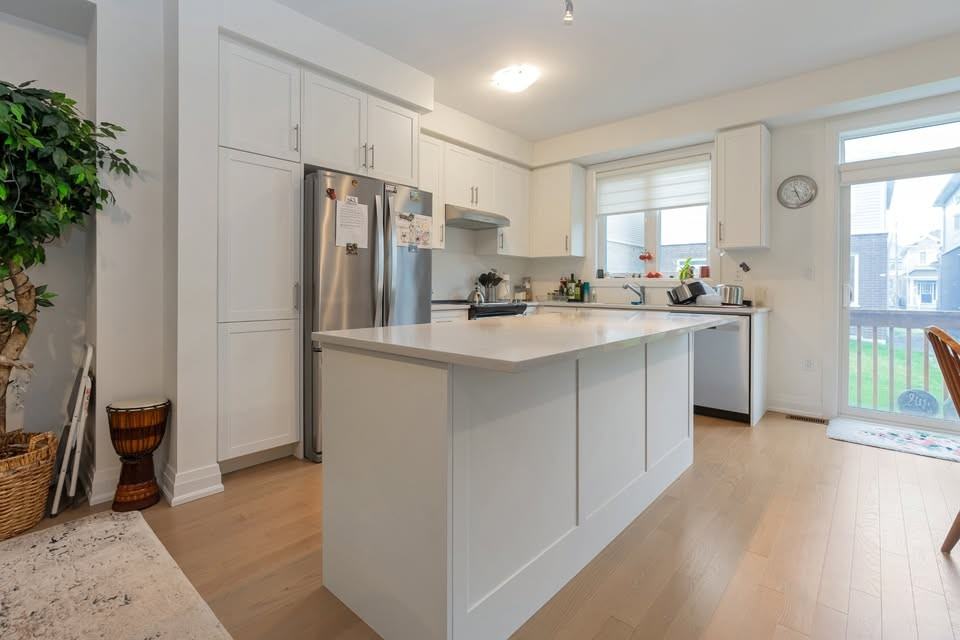 140 Shepherd Dr, Barrie, ON L9J 0C3, Canada - Photo 5 of 21