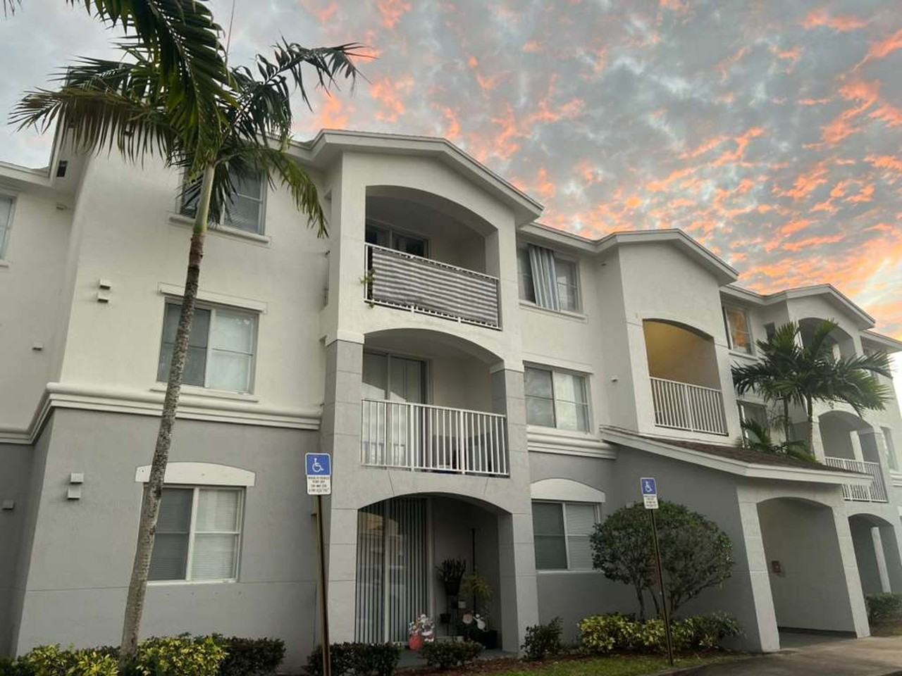 Welcome to Your Ideal Home in North Miami's Gated Community - Photo 4 of 7