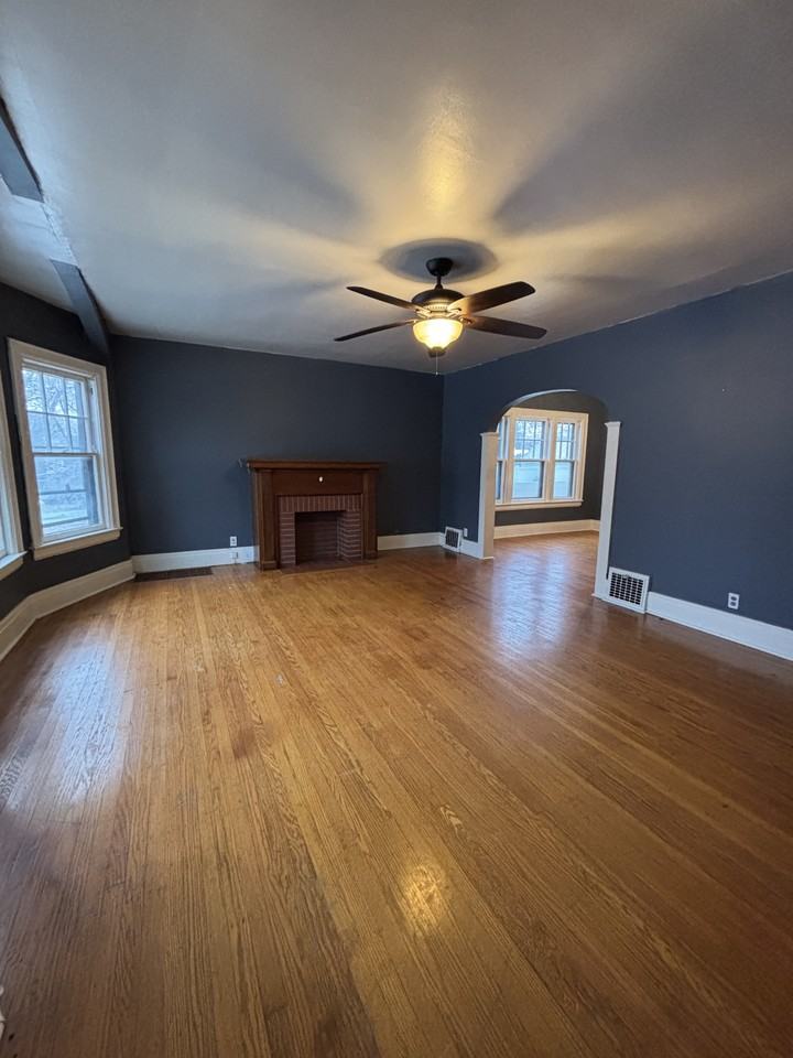 284 Nassau Ave - Photo 2 of 11