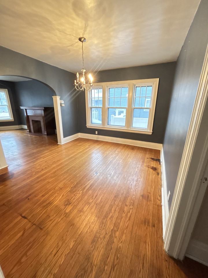 284 Nassau Ave - Photo 3 of 11