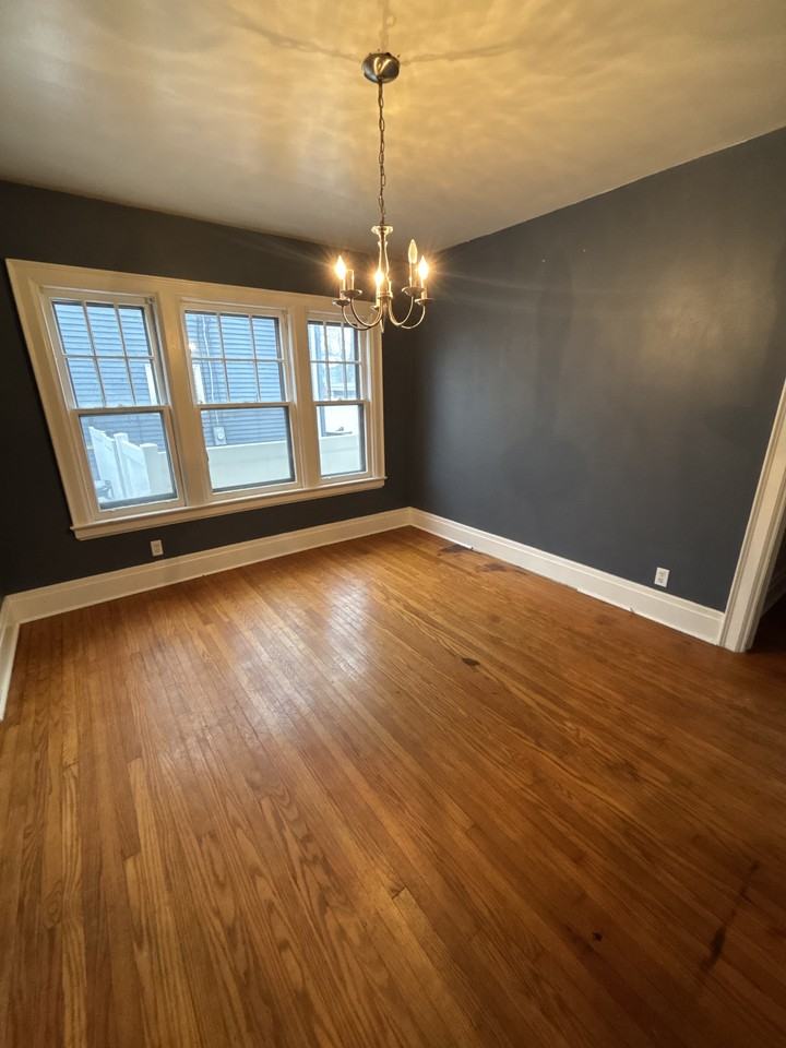 284 Nassau Ave - Photo 4 of 11