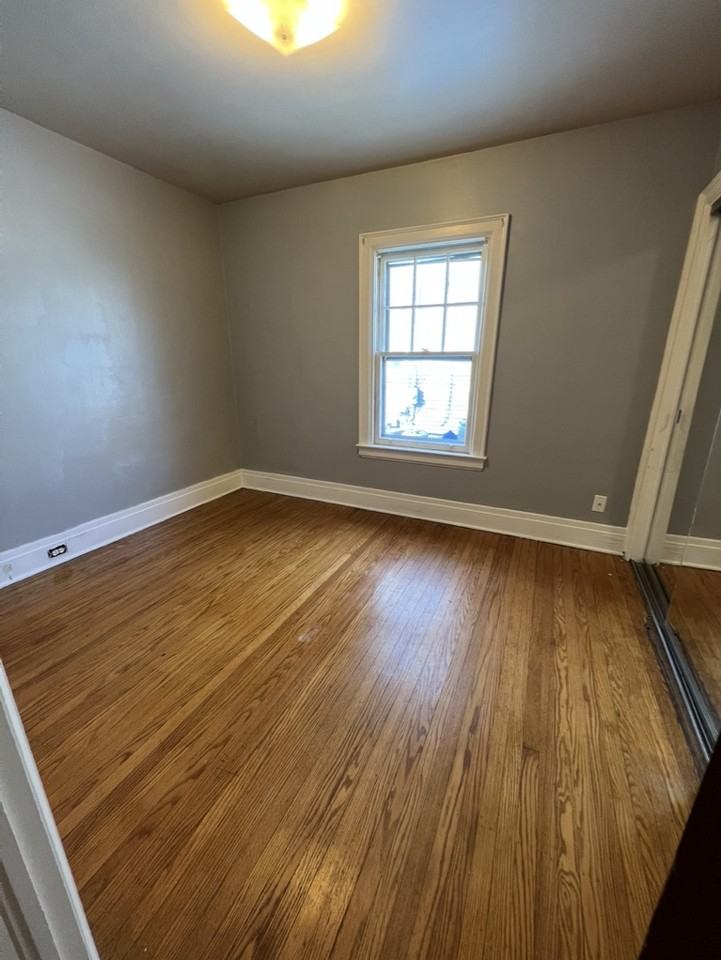 284 Nassau Ave - Photo 6 of 11