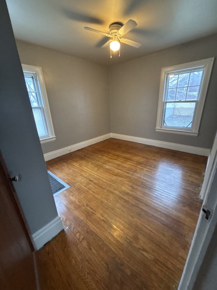 284 Nassau Ave - Photo 7 of 11