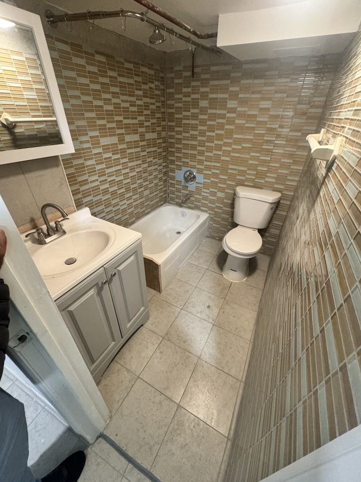 722 E 10th St #BS - Photo 2 of 12