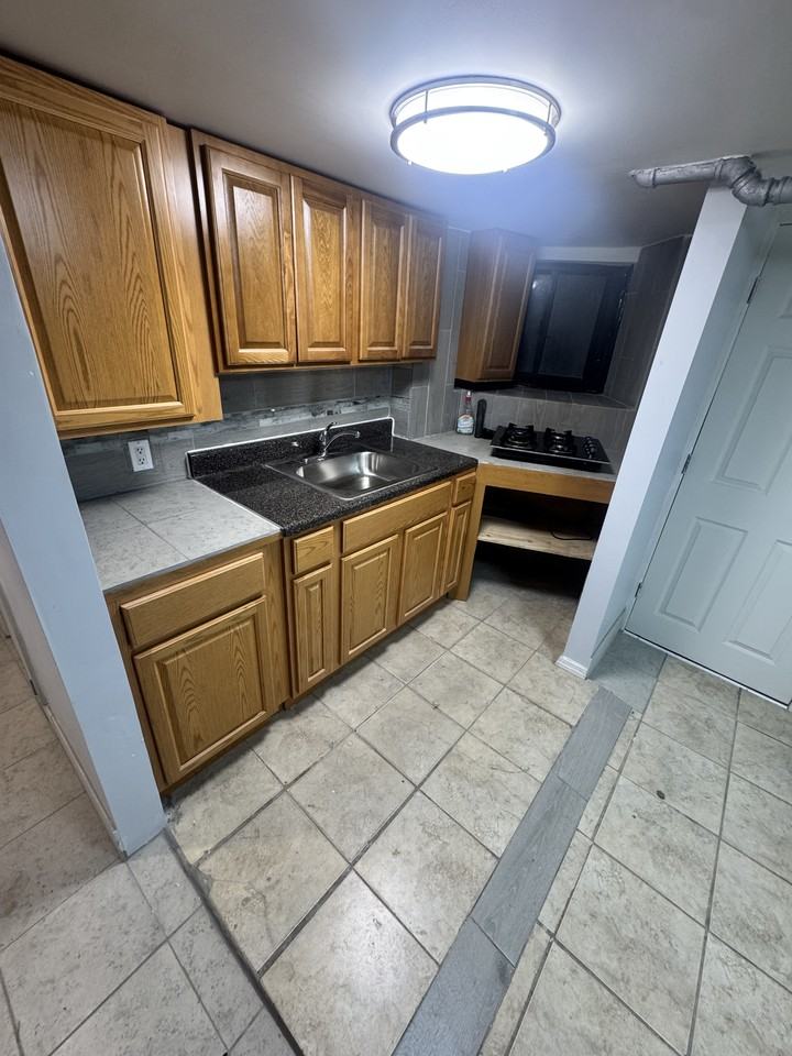 722 E 10th St #BS - Photo 3 of 12