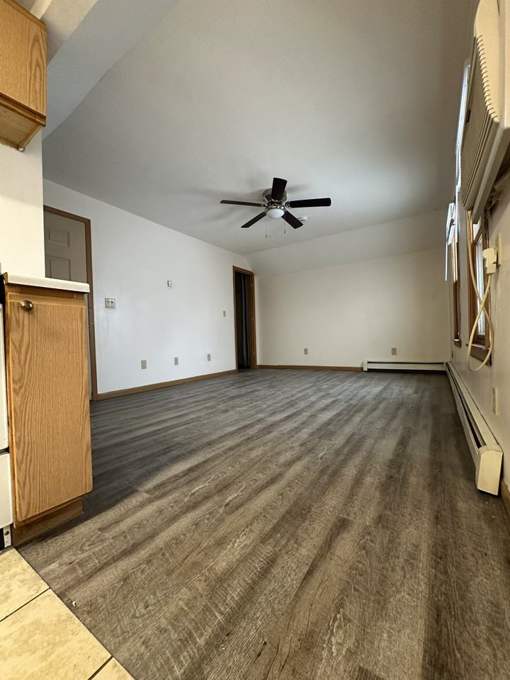 823 W 12th St #3 - Photo 2 of 4