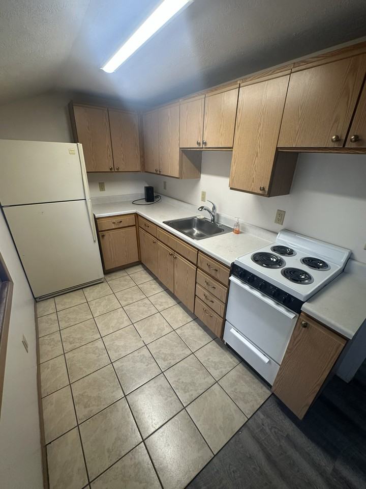 823 W 12th St #3 - Photo 4 of 4