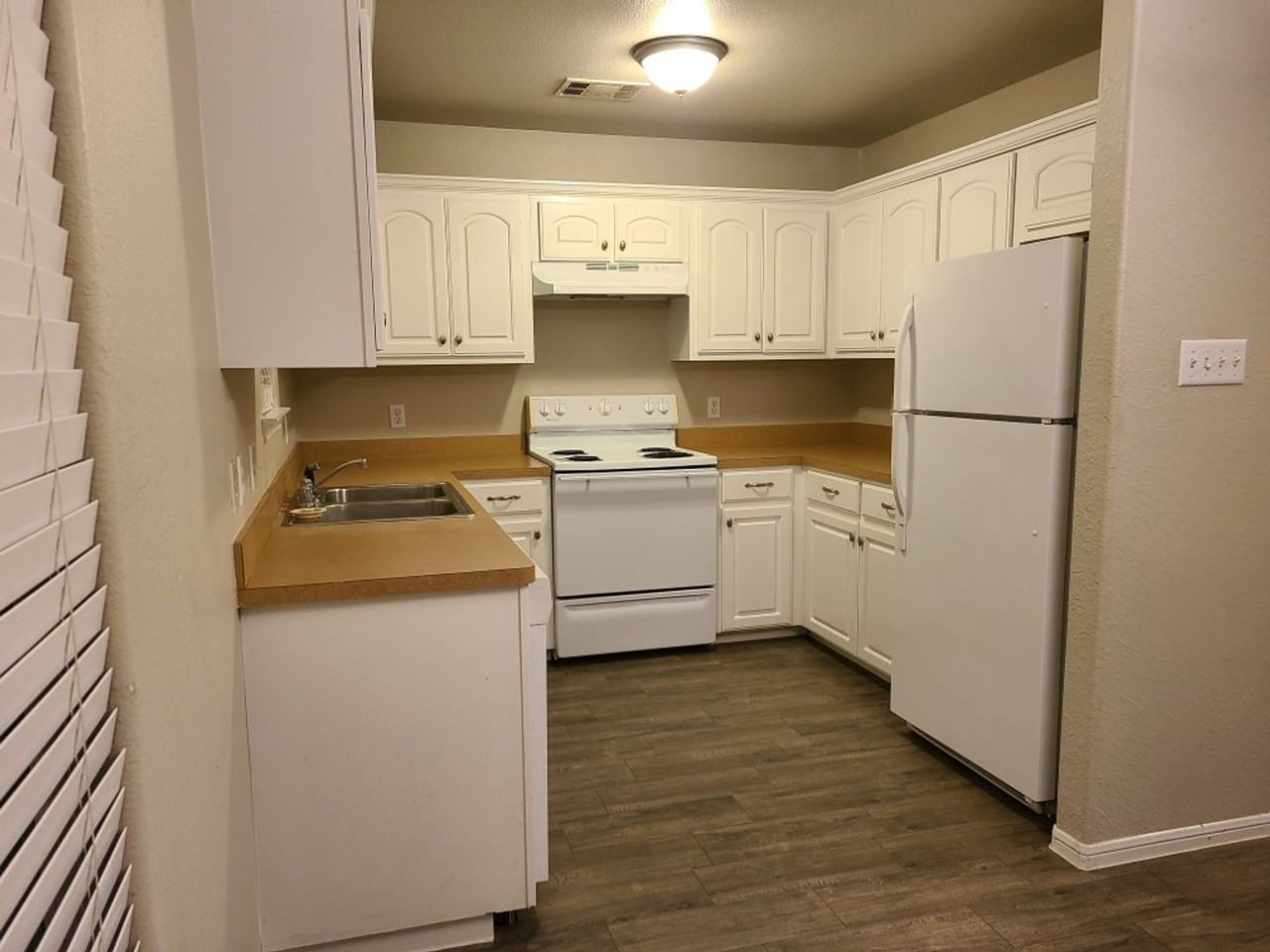 750 Fallen Oak Dr - Photo 2 of 6