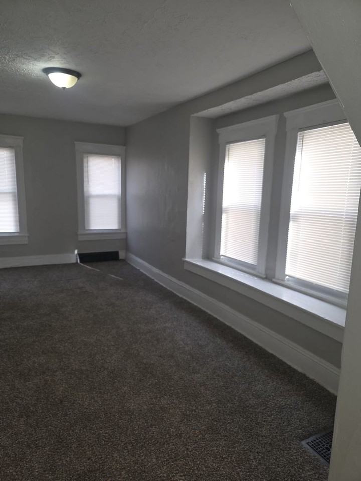 10919 Olivet Ave - Photo 5 of 42
