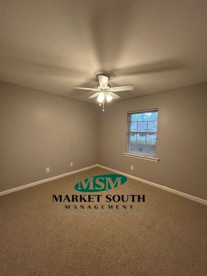 606 Mclaws St - Photo 5 of 22