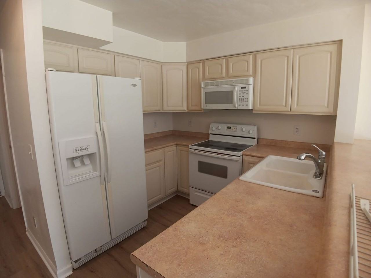 1470 Seneca Dr Apt D - Photo 2 of 7