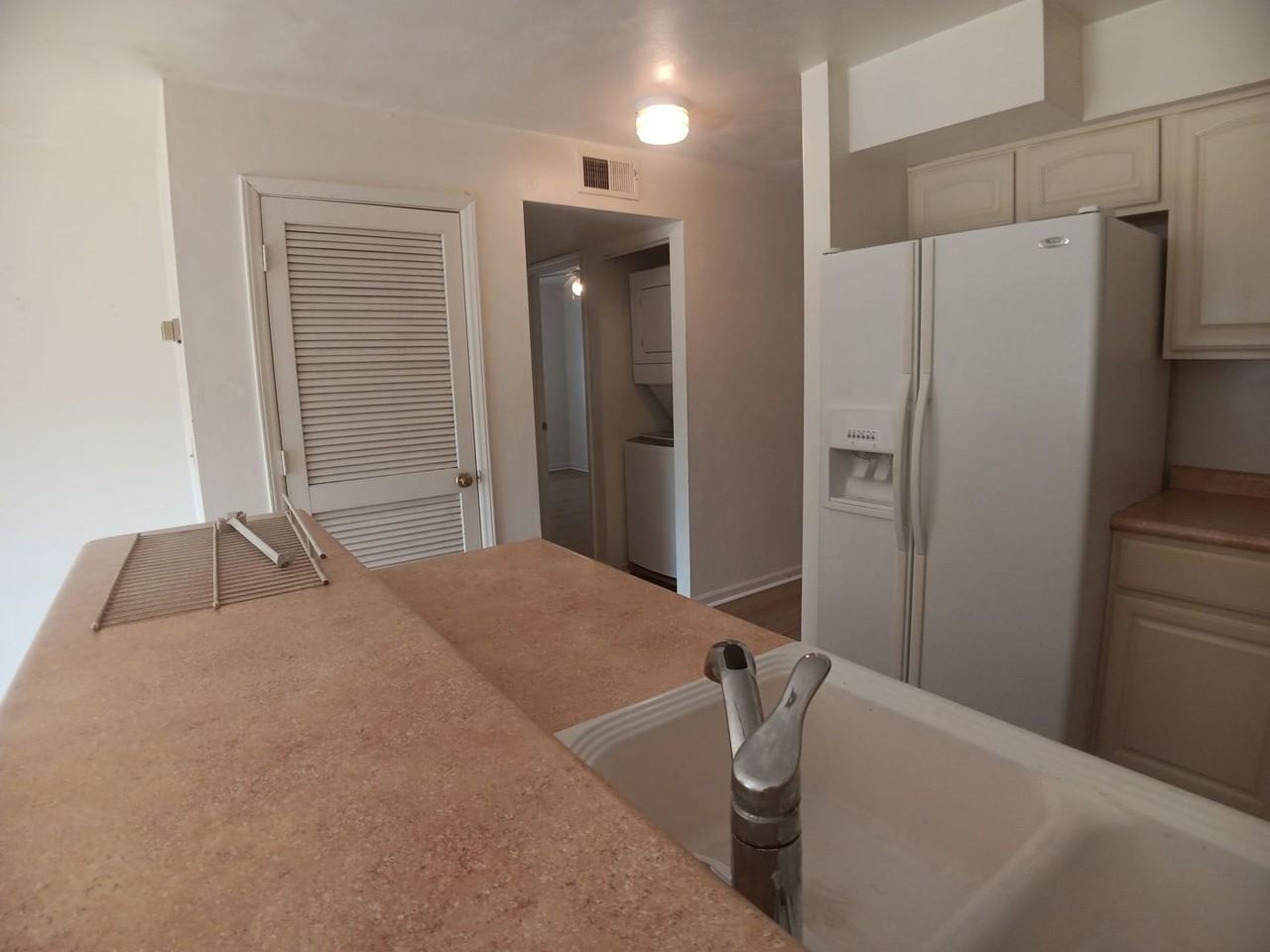 1470 Seneca Dr Apt D - Photo 3 of 7