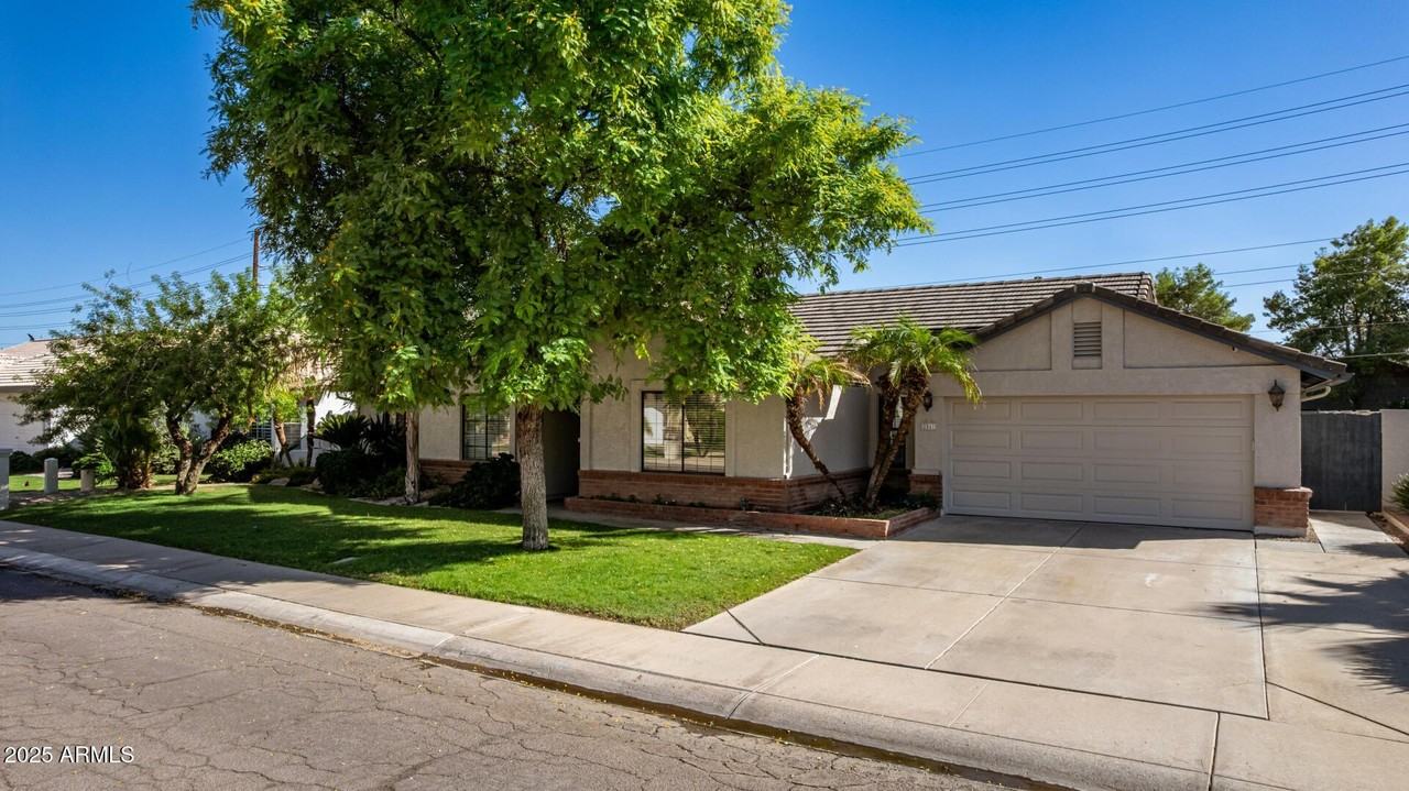 2041 E Marquette Dr - Photo 3 of 50