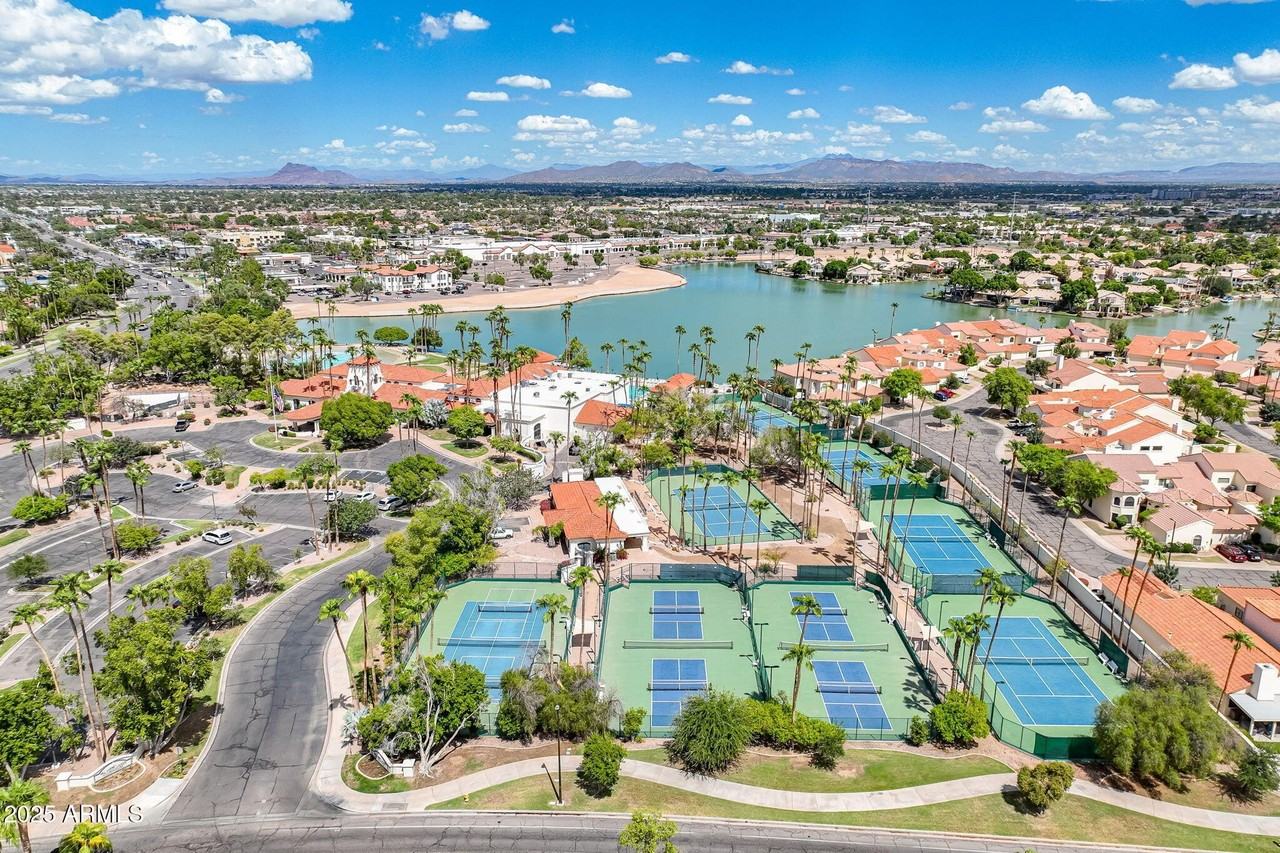 2041 E Marquette Dr - Photo 4 of 50