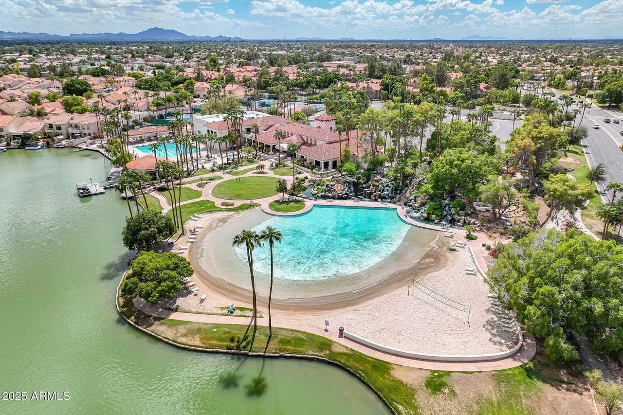 2041 E Marquette Dr - Photo 5 of 50