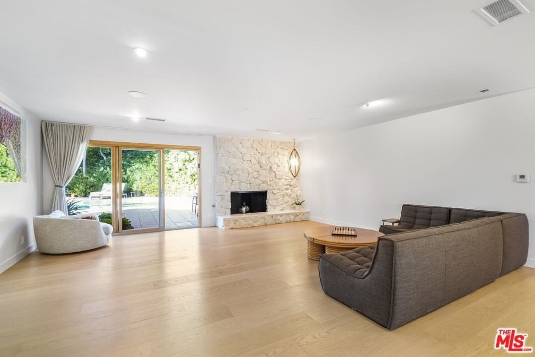 375 Surfview Dr - Photo 3 of 45