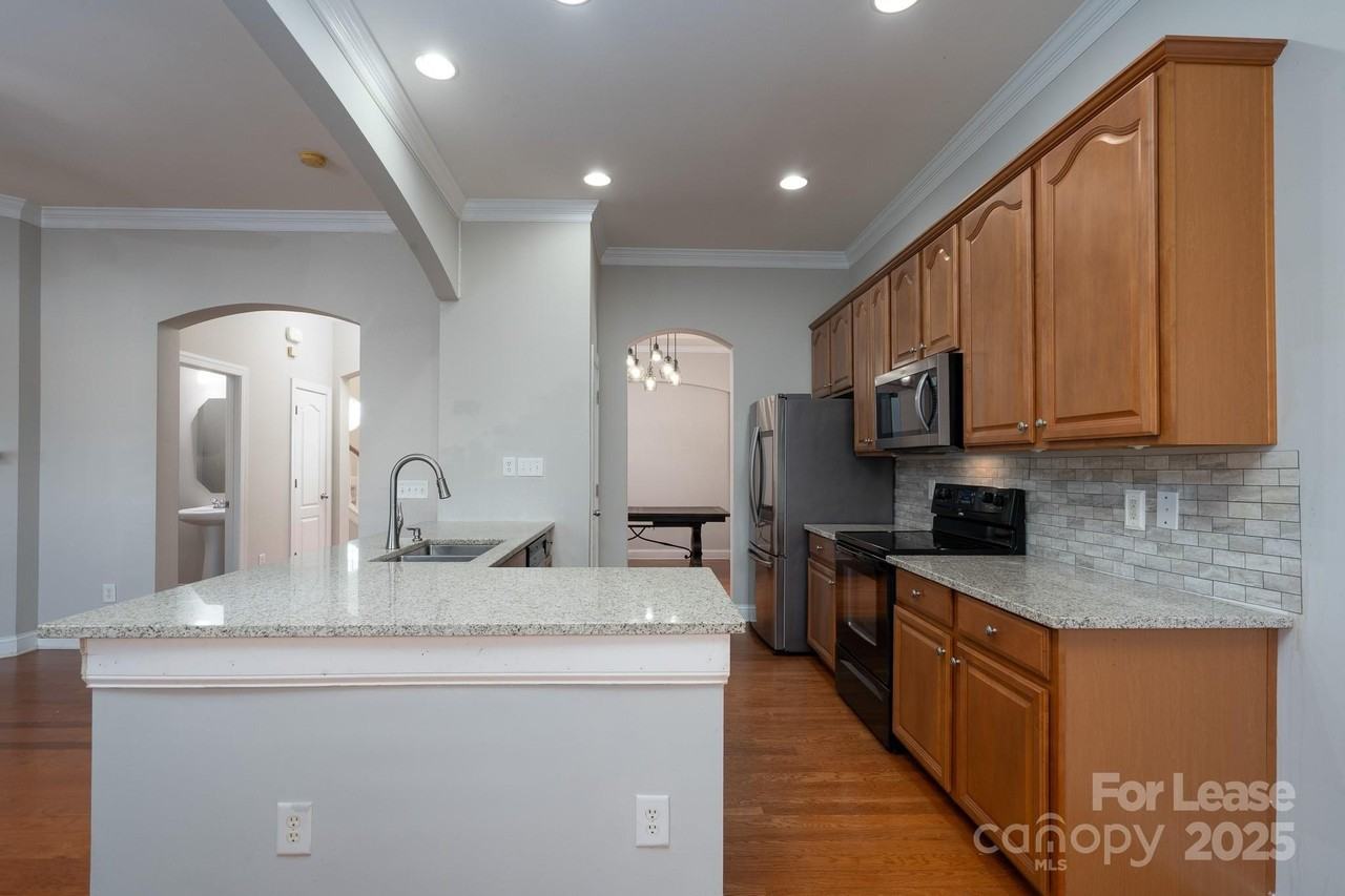 10725 Serape Rd - Photo 3 of 30