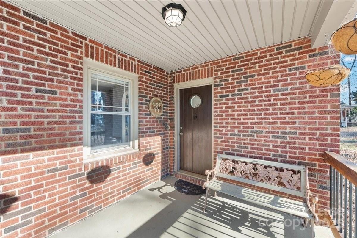 5712 Oak Dr - Photo 4 of 41