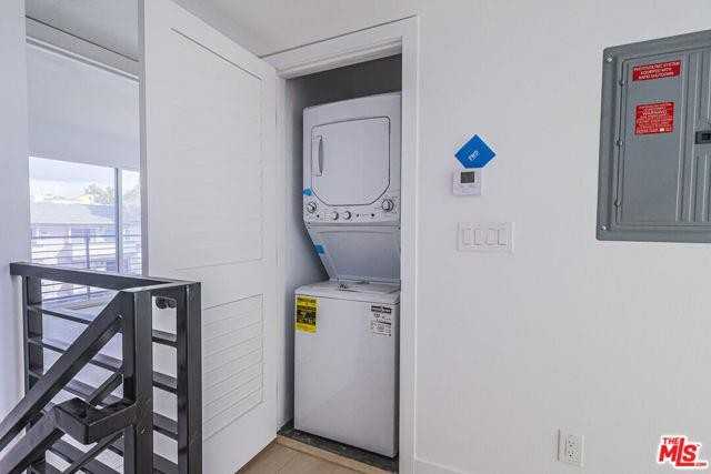 11810 1/2 Gilmore St - Photo 2 of 8