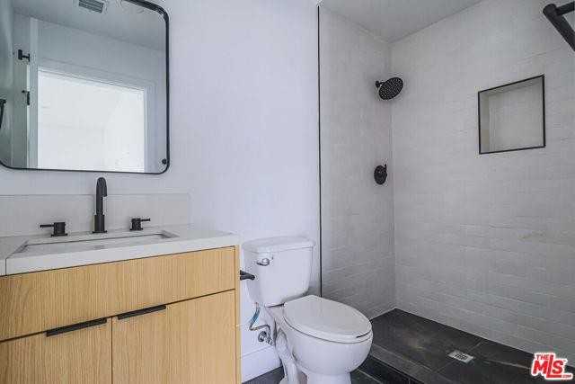 11810 1/2 Gilmore St - Photo 3 of 8