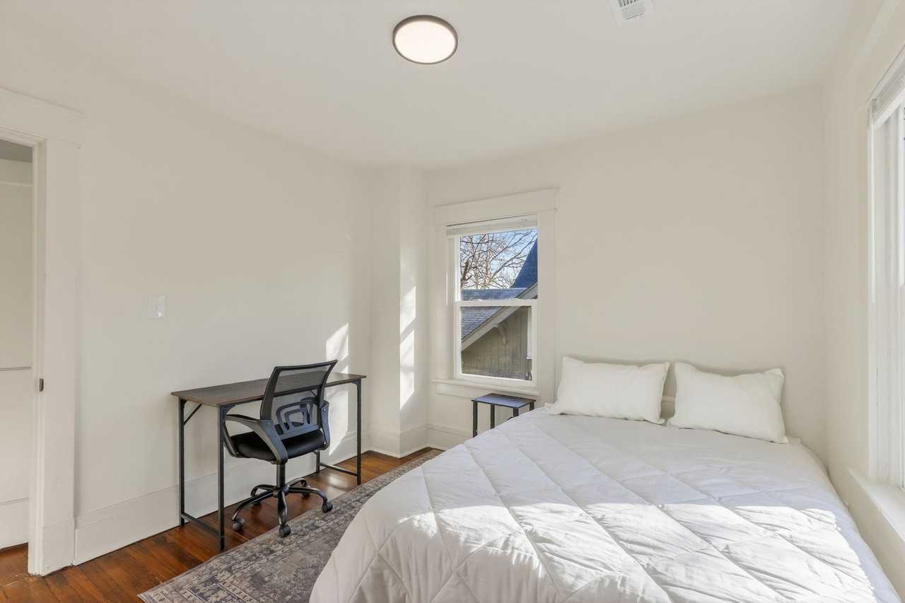 E 28th St - Photo 5 of 7