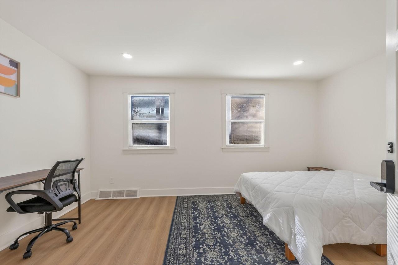 E 28th St - Photo 6 of 7