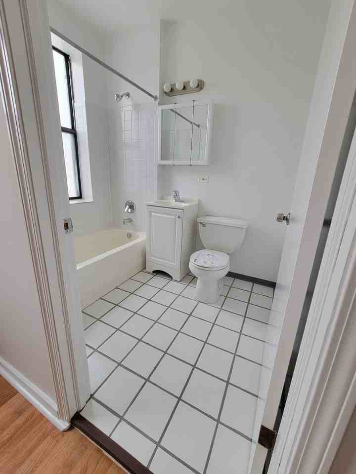 6133 N. Kenmore504 #504 - Photo 2 of 10