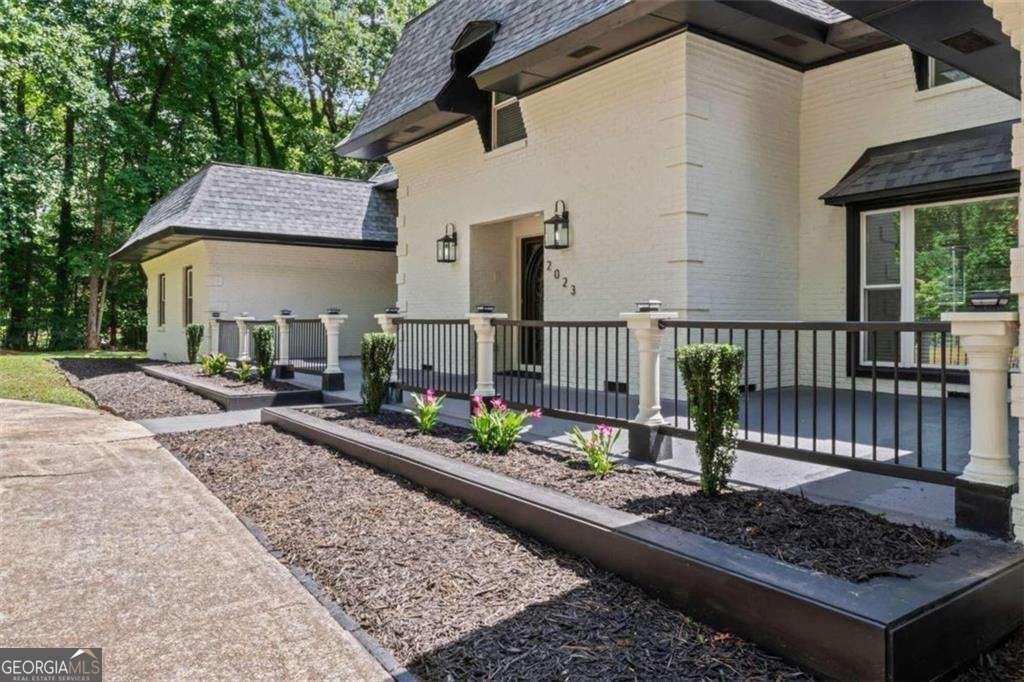 2023 Stoneleigh Dr - Photo 3 of 50