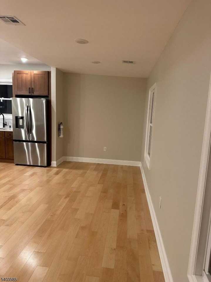 285 Weequahic Ave - Photo 2 of 8