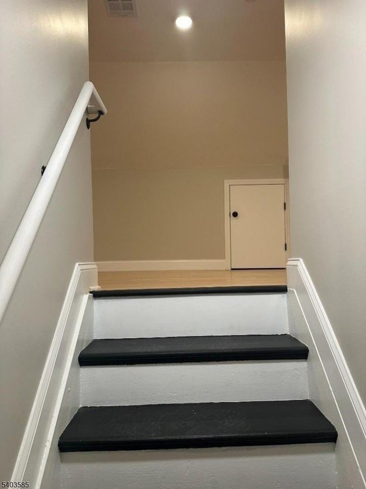 285 Weequahic Ave - Photo 3 of 8