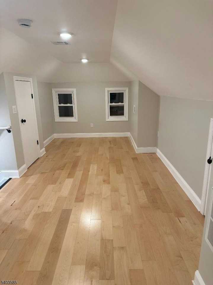 285 Weequahic Ave - Photo 4 of 8