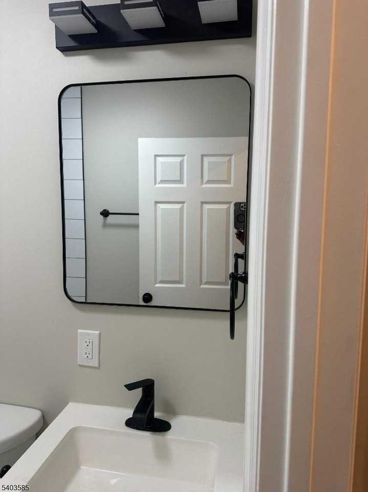 285 Weequahic Ave - Photo 5 of 8