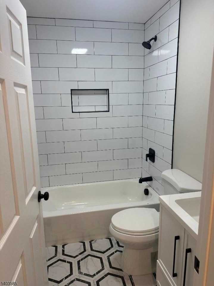 285 Weequahic Ave - Photo 6 of 8