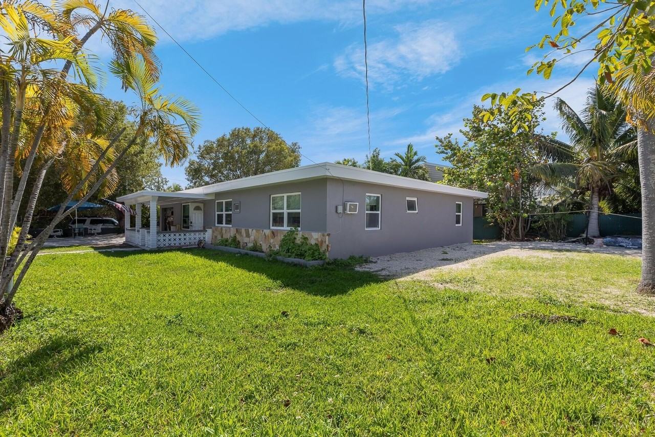 201 4th St - Photo 3 of 8