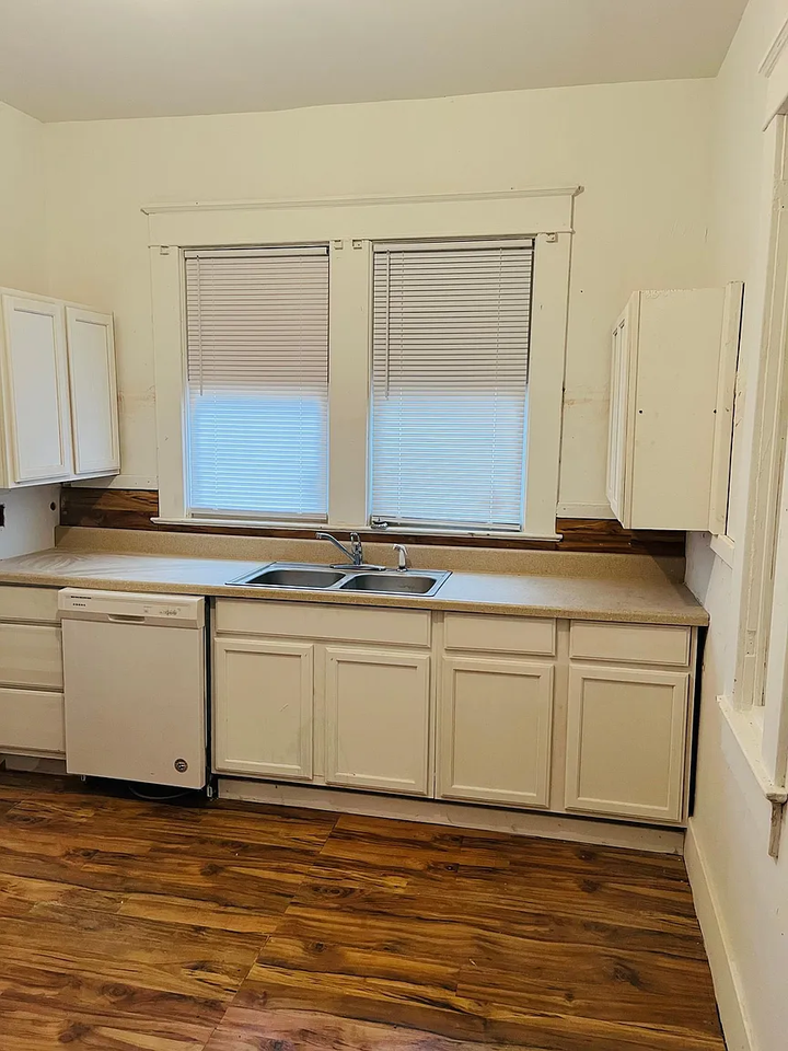 2307 22nd St #1 - Photo 3 of 5