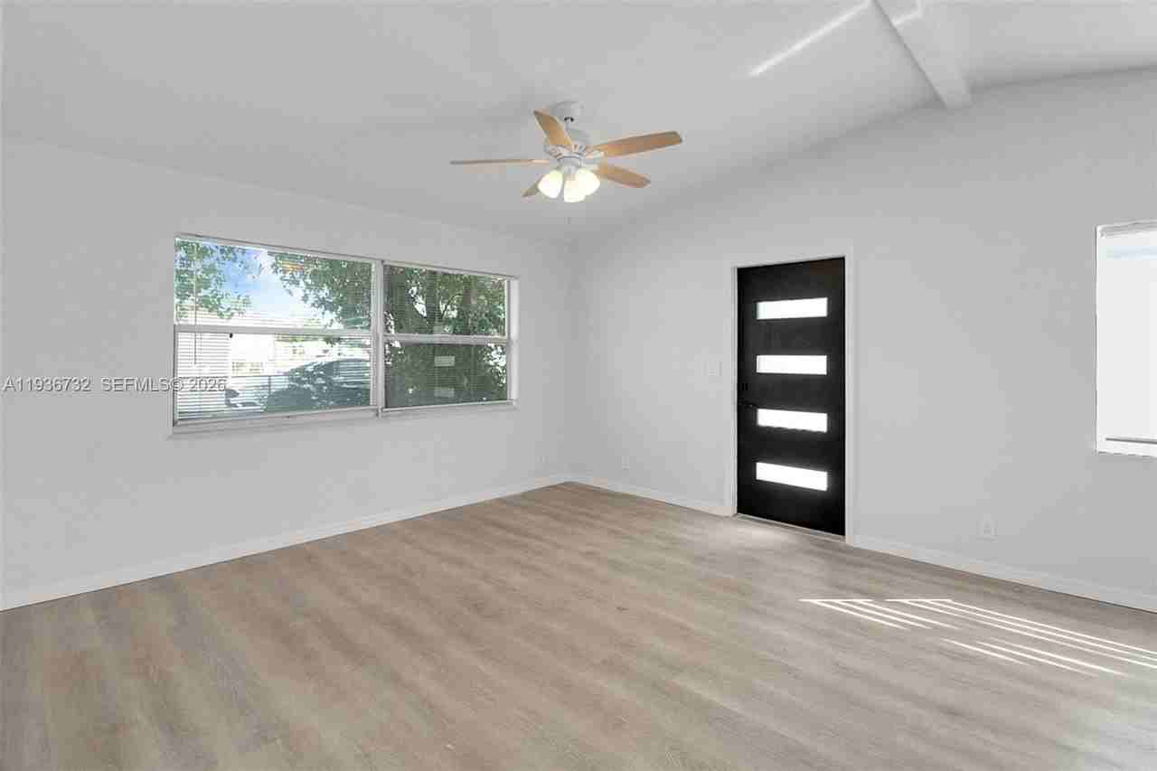 1617 Nw 15th St - Photo 3 of 19