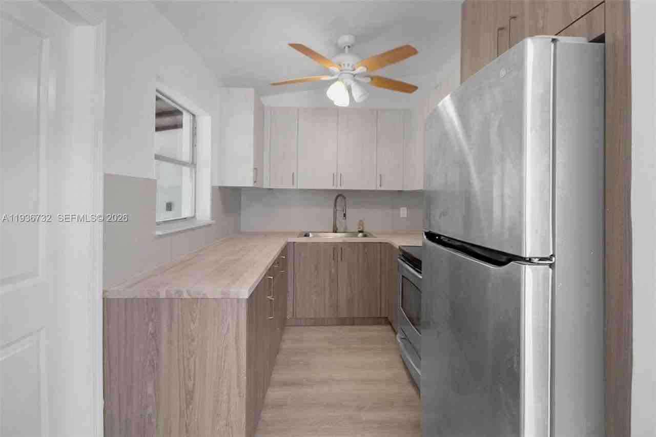 1617 Nw 15th St - Photo 6 of 19