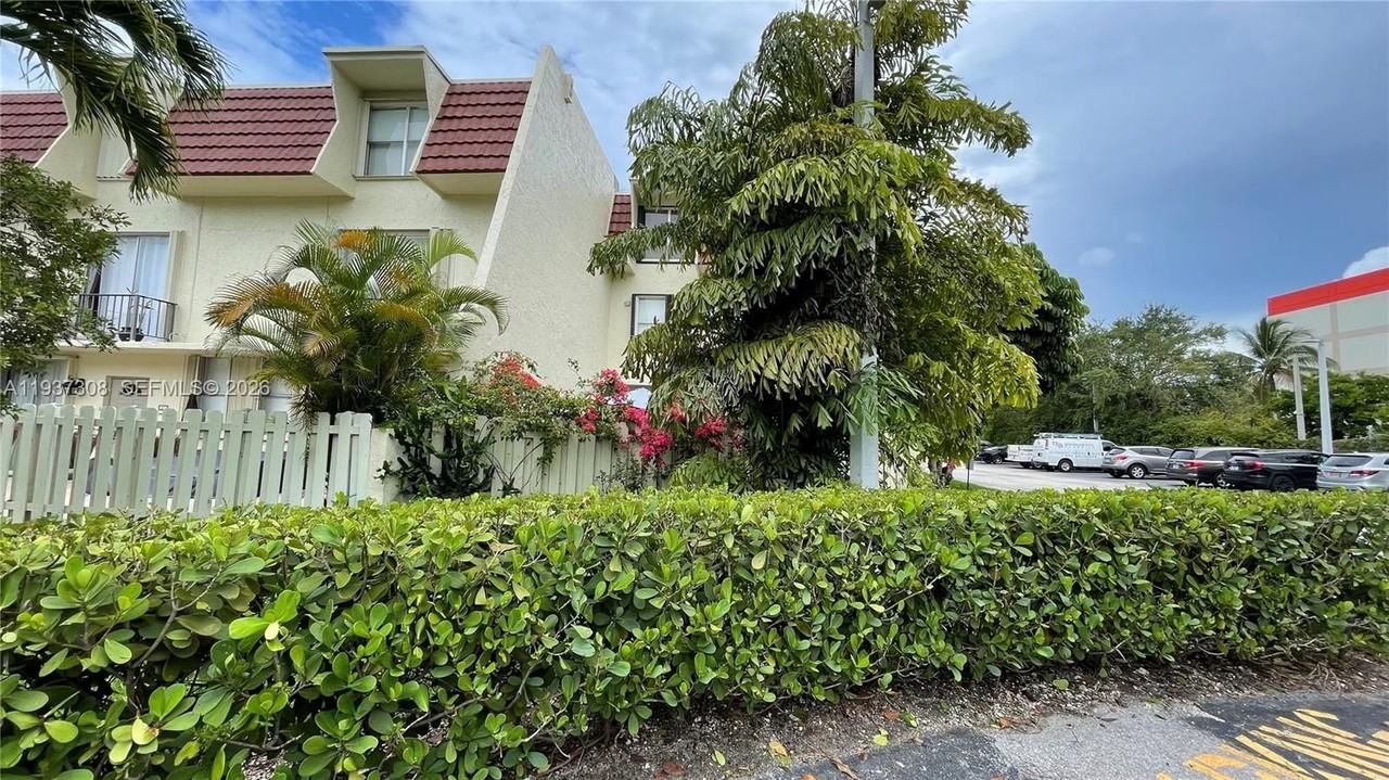 1651 Ne 115th St #1C - Photo 4 of 15