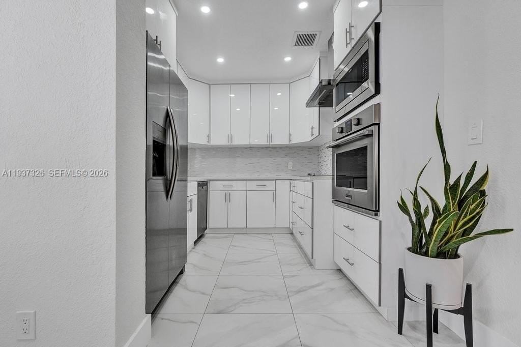 6470 Sw 27th St - Photo 5 of 48