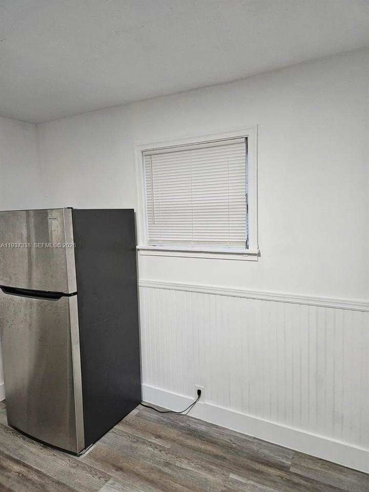 1033 N Andrews Ave - Photo 3 of 7