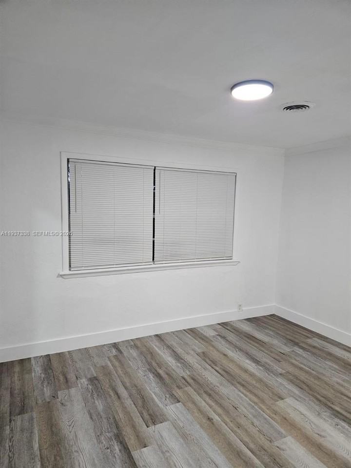 1033 N Andrews Ave - Photo 5 of 7