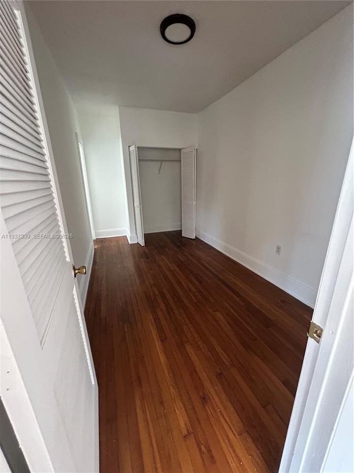 529 Ne 66th St #8 - Photo 4 of 5