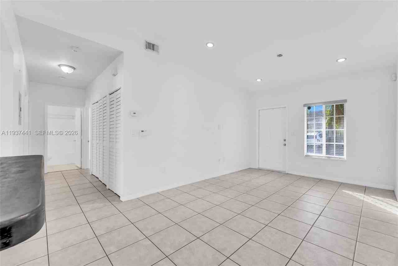 7665 Nw 183rd Ter #1405 - Photo 3 of 22